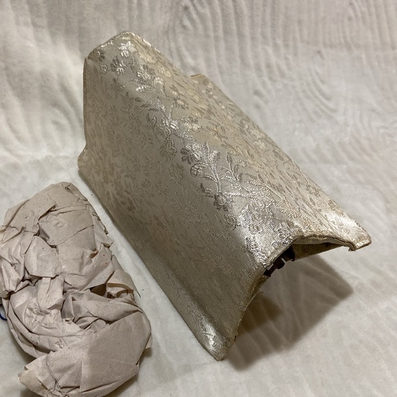 Vintage silk clutch 🤍 - Picture 7 of 12